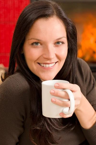 Inverno casa camino donna bere caffè caldo — Foto Stock