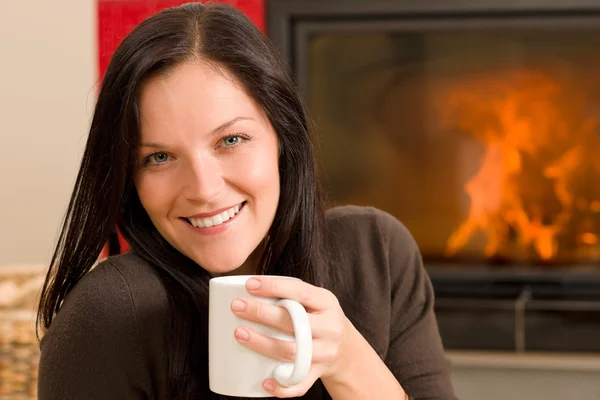 Χειμώνα τζάκι στο σπίτι γυναίκα ποτό ζεστό καφέ — Φωτογραφία Αρχείου