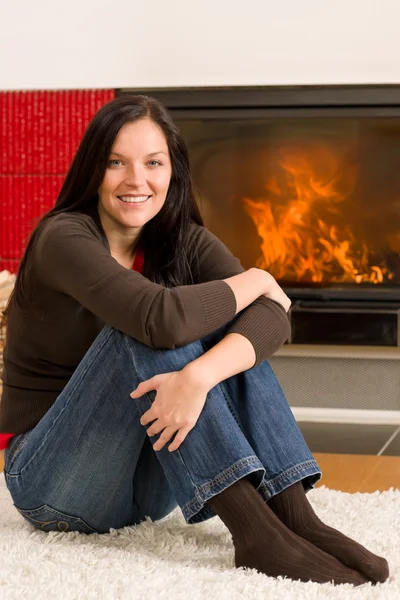Ευτυχισμένη γυναίκα τζάκι στο σπίτι να χαλαρώσουν ζεστό επάνω — Φωτογραφία Αρχείου