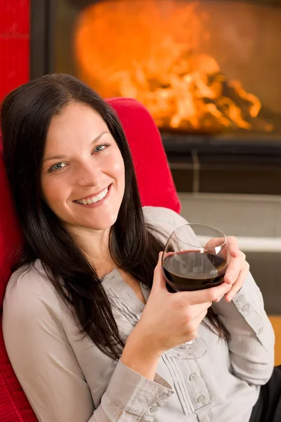 Зимний дом камин женщина бокал красного вина — стоковое фото
