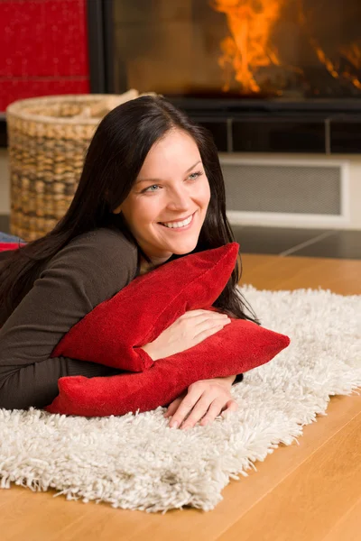 Levande glad kvinna ligga vid brasan — Stockfoto