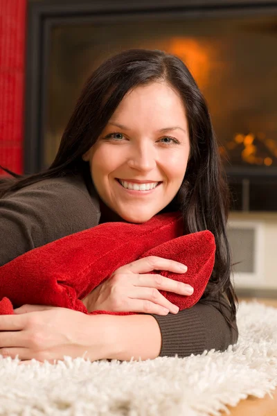 Utrzymania domu szczęśliwy kobietę leżącą przy kominku — Zdjęcie stockowe