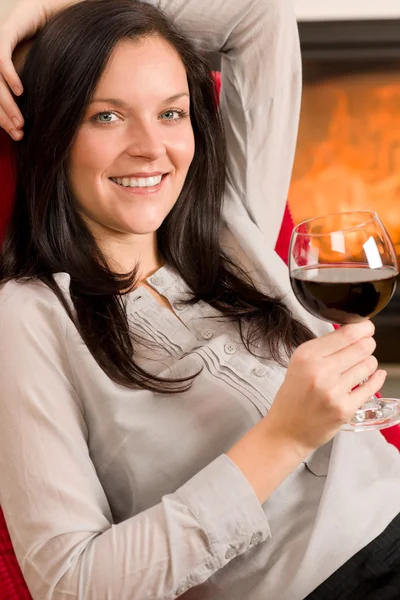 Inverno casa lareira mulher vidro vinho tinto — Fotografia de Stock