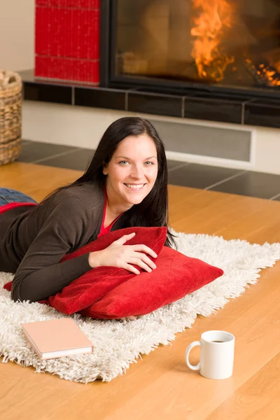 Şöminenin yanında yatan ev yaşam mutlu kadın — Stok fotoğraf