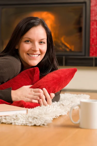 Utrzymania domu szczęśliwy kobietę leżącą przy kominku — Zdjęcie stockowe