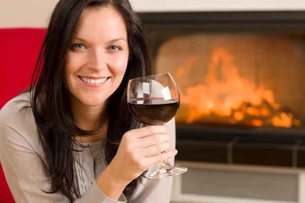 Χειμώνα το τζάκι στο σπίτι γυναίκα ποτήρι κόκκινο κρασί — Φωτογραφία Αρχείου