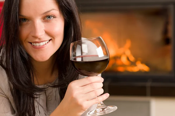 Χειμώνα το τζάκι στο σπίτι γυναίκα ποτήρι κόκκινο κρασί — Φωτογραφία Αρχείου
