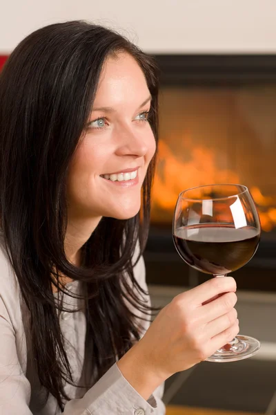 Inverno casa camino donna bicchiere di vino rosso — Foto Stock