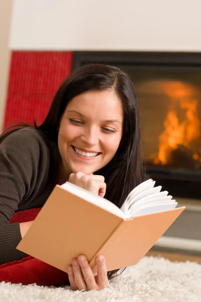 Hogar chimenea mujer feliz leer libro invierno — Foto de Stock