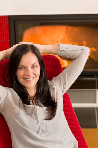 Зимний дом камин женщина расслабиться красное кресло — стоковое фото