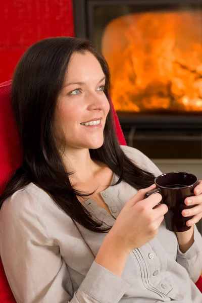 Inverno casa camino donna bere caffè caldo — Foto Stock