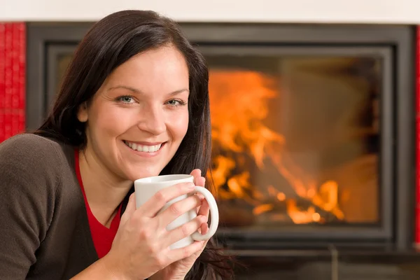 Зимний дом камин женщина пить горячий кофе — стоковое фото