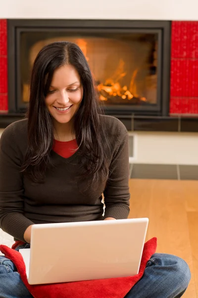 Thuis wonen gelukkig vrouw werk computer open haard — Stockfoto