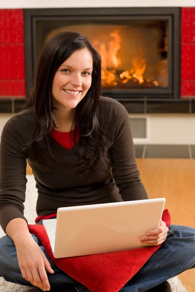Vivir en casa mujer feliz trabajo ordenador chimenea — Foto de Stock