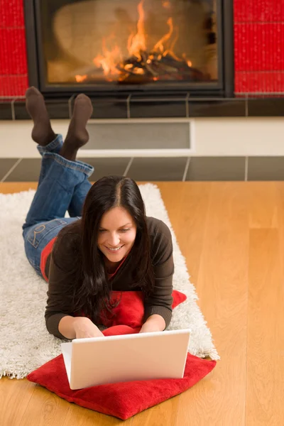 家庭生活の幸せな女仕事コンピューター暖炉 — ストック写真