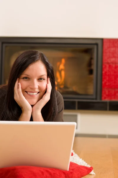 Zuhause leben glücklich Frau Arbeit Computer Kamin — Stockfoto