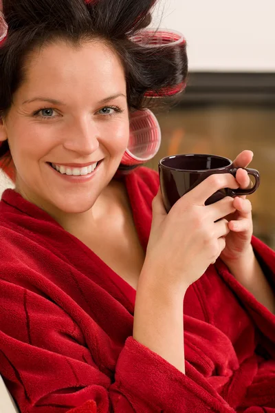 Casa mulher de beleza com encrespadores de cabelo beber — Fotografia de Stock