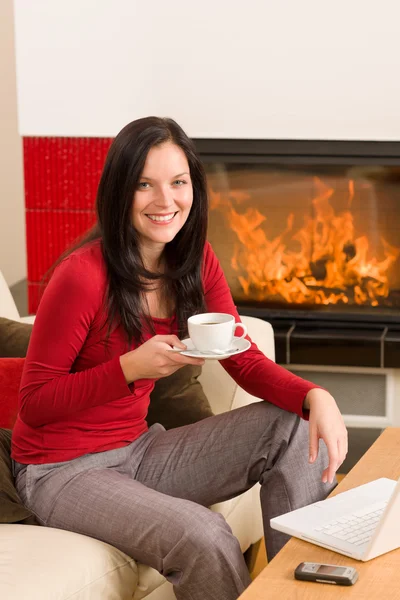 Pausa caffè donna bevanda calda a casa — Foto Stock