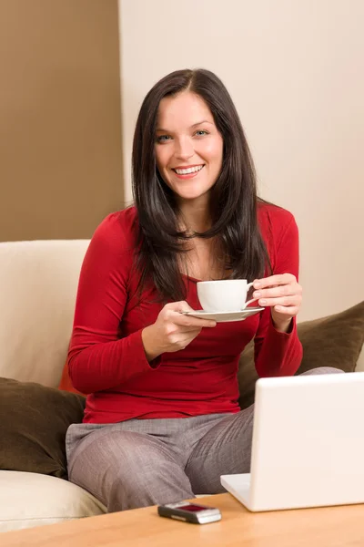 Przerwa na kawę kobieta gorący napój w domu — Zdjęcie stockowe