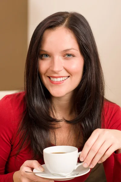 Kopp kaffe leende kvinna — Stockfoto