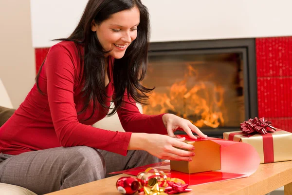 クリスマス ラップ現在幸せな女ホーム暖炉 — ストック写真