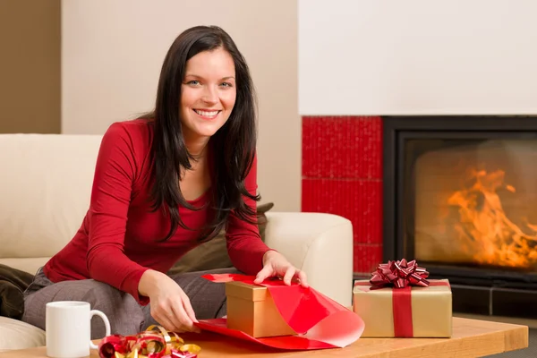 Рождественская обертка подарок счастливая женщина домашний камин — стоковое фото