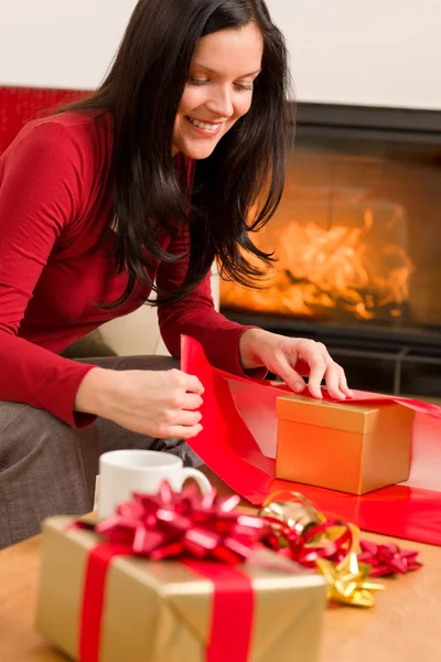 Regalo de envoltura de Navidad mujer feliz hogar chimenea — Foto de Stock