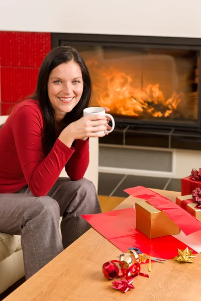 Navidad regalo abrigo mujer bebida hogar chimenea —  Fotos de Stock