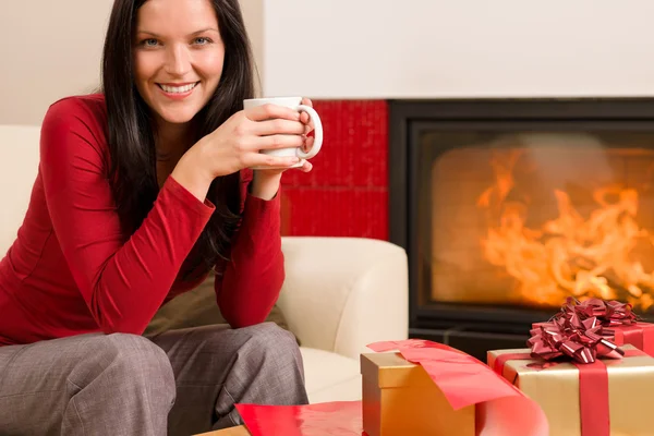 Navidad regalo abrigo mujer bebida hogar chimenea —  Fotos de Stock