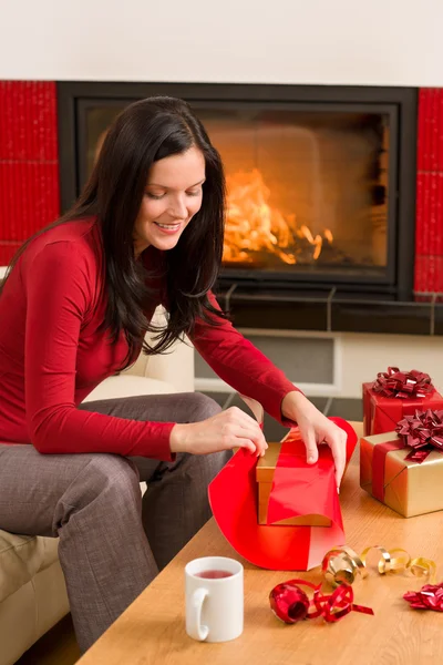 Regalo de envoltura de Navidad mujer feliz hogar chimenea — Foto de Stock