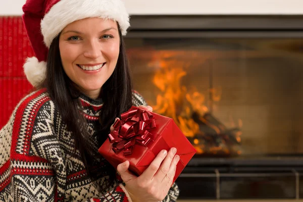 Різдвяний подарунок жінка Санта-капелюх домашній камін — стокове фото