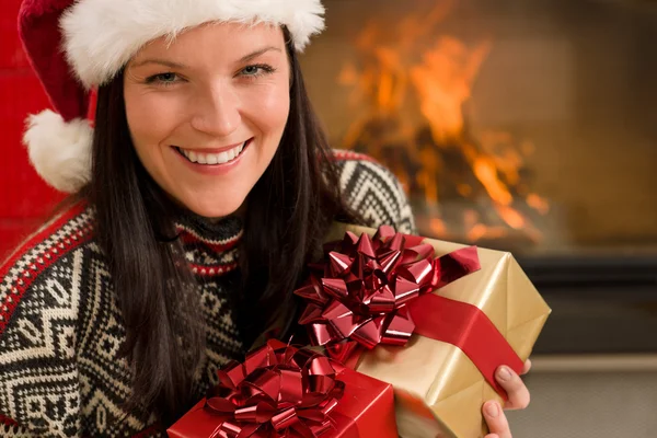 Jul närvarande kvinna santa hatt hem spis — Stockfoto