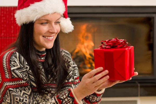 クリスマス プレゼント女性サンタ帽子ホーム暖炉 — ストック写真
