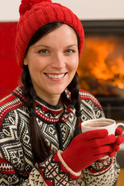 Kamin Winter Weihnachten Frau trinken nach Hause — Stockfoto