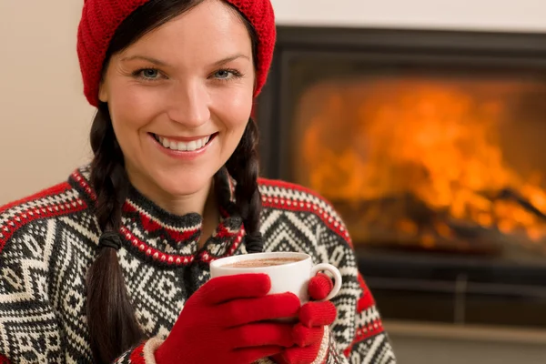 Kominek zima Boże Narodzenie kobieta napój domu — Zdjęcie stockowe