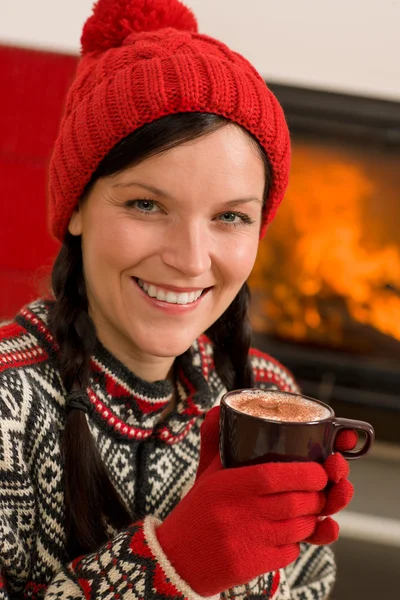 Camino inverno Natale donna bere a casa — Foto Stock