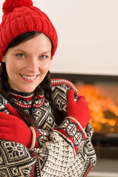 Camino inverno Natale giovane donna indossare maglione — Foto Stock