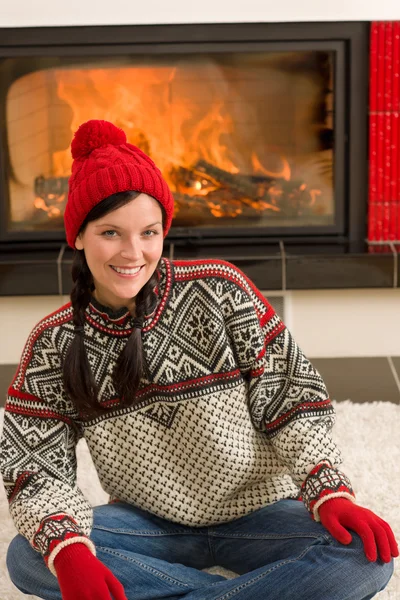Kamin Winter Weihnachten junge Frau tragen Pullover — Stockfoto