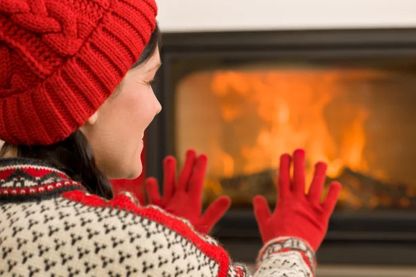 Τζάκι ζέσταμα ευτυχισμένη γυναίκα χειμώνα σπίτι — Φωτογραφία Αρχείου