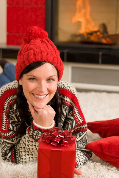 Karácsonyi jelen nő hazudik emelet home kandalló — Stock Fotó