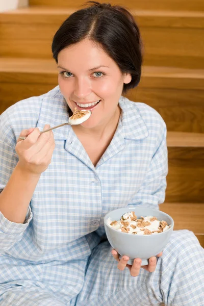 Inicio desayuno feliz mujer pijama comer cereales — Foto de Stock