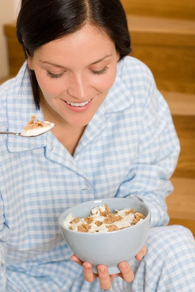 Hem frukost glad kvinna pyjamas äta spannmål — Stockfoto