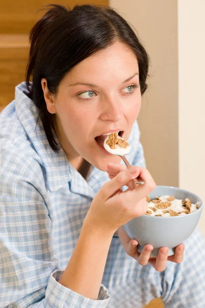 Zuhause Frühstück glücklich Frau Pyjama essen Müsli — Stockfoto