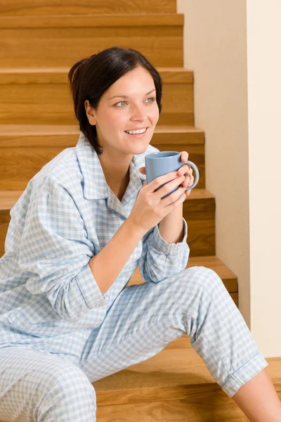 Утренняя женщина в пижаме пьет кофе — стоковое фото