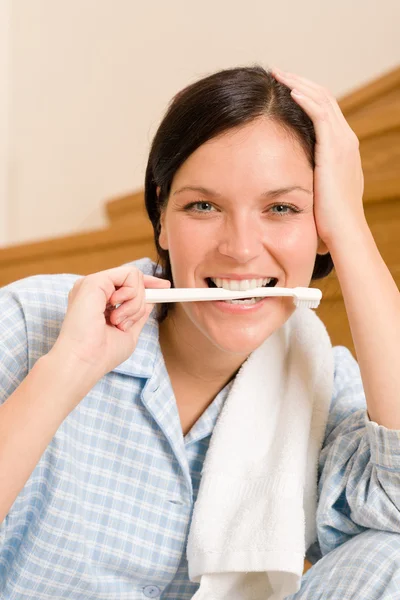 Утренняя женщина держит зубную щетку во рту — стоковое фото