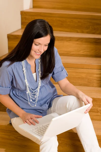 Домашнє життя щаслива жінка працює ноутбук сходи — стокове фото