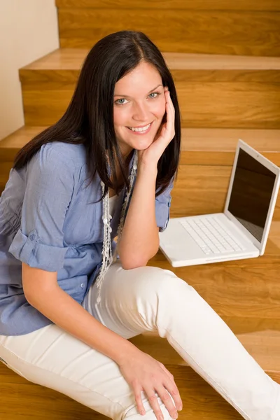 Utrzymania domu szczęśliwą kobietą pracy laptopa schody — Zdjęcie stockowe