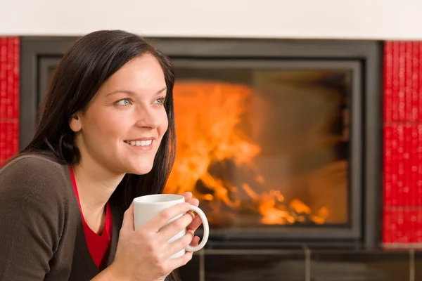 Hiver foyer femme boire café chaud Images De Stock Libres De Droits