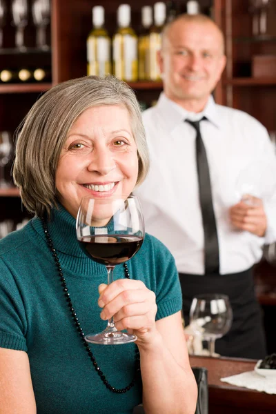 Κρασί μπαρ ανώτερος γυναίκα Απολαύστε ποτήρι κρασί — Φωτογραφία Αρχείου