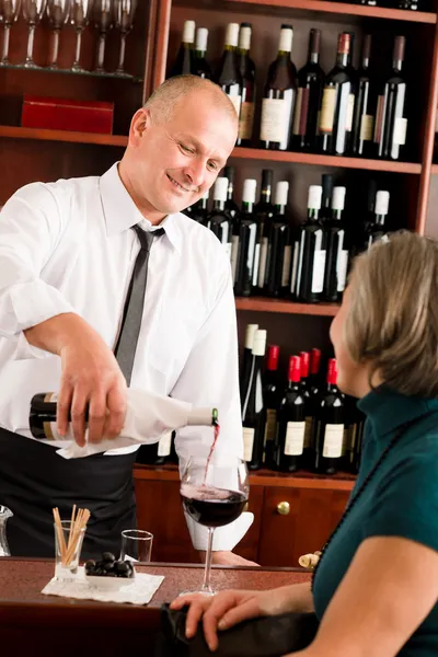 Bar de vinos camarero sirviendo copa de mujer mayor —  Fotos de Stock